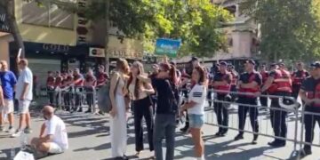 Nis dita e 110-të e protestës, qytetarët mblidhen pranë Kuvendit, një grup i vogël shkon para SPAK-ut: Lironi çunat!