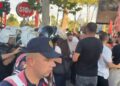 Rama pret Von der Leyen në Kryeministri, një grup i vogël protestuesish mblidhen në afërsi të godinës qeveritare! Tensione mes tubuesve dhe Policisë