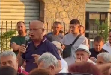 Tensione në dëgjesën për Territorialen në Prrenjas  banorët e Rrajcës kundër shkrirjes së bashkisë  I kërkojnë llogari deputetëve të PS