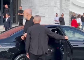 Kryeministri Rama mbërrin në Korçë për takimin mbi Reformën Territoriale, e shoqëron djali i tij, Gregu! (VIDEO)