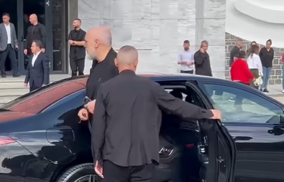 Kryeministri Rama mbërrin në Korçë për takimin mbi Reformën Territoriale  e shoqëron djali i tij  Gregu   VIDEO 
