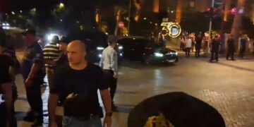Protestuesit largohen nga bulevardi, Rama lë Kryeministrinë nën masa të rrepta sigurie!