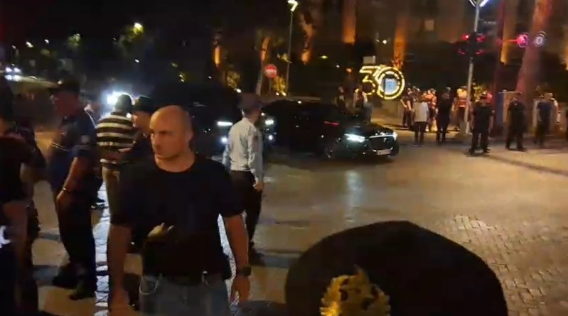 Protestuesit largohen nga bulevardi  Rama lë Kryeministrinë nën masa të rrepta sigurie 