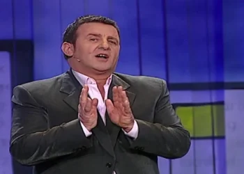 Agron Llakaj i kthehet pas 16 vjetësh “Portokallisë”, tashmë në krye të spektaklit të humorit në Top Channel