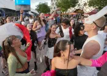 Ariana Grande përlotet në mbrëmjen e fundit të turneut: Njerëzit kanë nevojë të vendosin kufij dhe të pushojnë