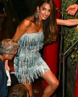 Amal Clooney spikat në Venecia me fustanin Prada, ndërsa George e vlerëson publikisht