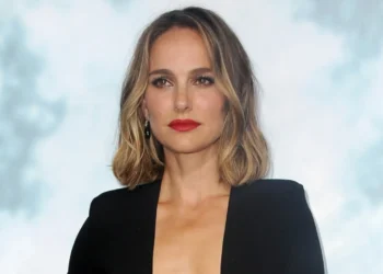 Natalie Portman mirëpret fëmijën e saj të tretë, shfaqet në Paris me partnerin dhe të porsalindurin