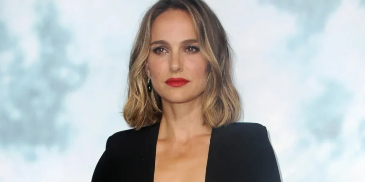 Natalie Portman mirëpret fëmijën e saj të tretë, shfaqet në Paris me partnerin dhe të porsalindurin