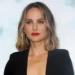 Natalie Portman mirëpret fëmijën e saj të tretë, shfaqet në Paris me partnerin dhe të porsalindurin