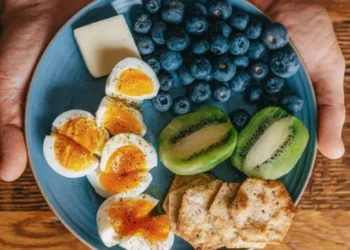 Dietologia shpjegon rendin ideal të konsumimit të fibrave, proteinave, yndyrave dhe karbohidrateve për kontrollin e sheqerit