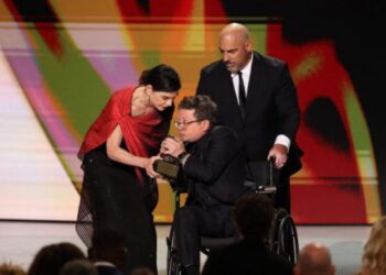 Michael J. Fox përlot ceremoninë Emmy 2026, pritet me ovacione dhe përcjell mesazh shprese për Parkinsonin