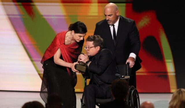Michael J. Fox përlot ceremoninë Emmy 2026, pritet me ovacione dhe përcjell mesazh shprese për Parkinsonin
