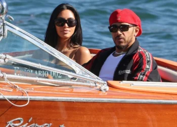 Kim Kardashian dhe Lewis Hamilton shfaqen së bashku në një shëtitje me varkë në Liqenin e Komos
