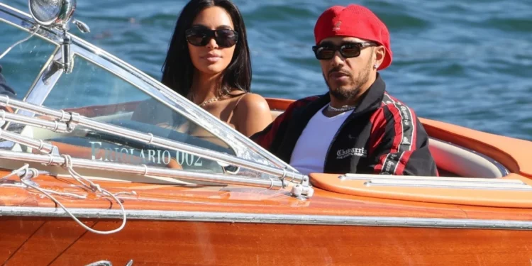 Kim Kardashian dhe Lewis Hamilton shfaqen së bashku në një shëtitje me varkë në Liqenin e Komos