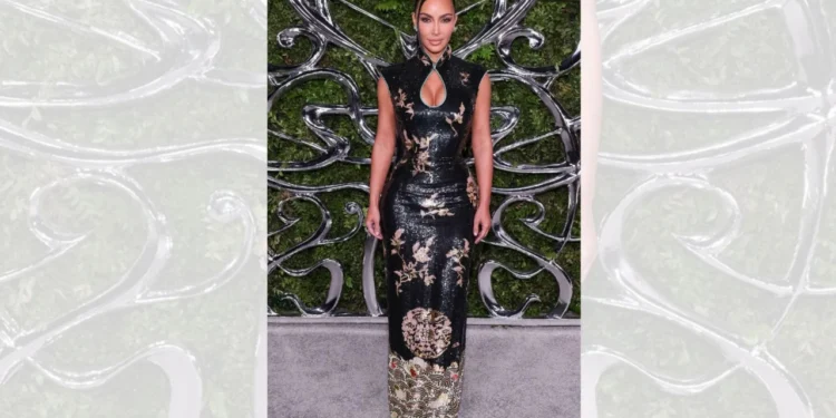 Foto/ Kim Kardashian tërheq vëmendjen në galanë e muzeut të George Lucas me një fustan të zi nga YSL