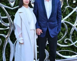 Nicolas Cage i panjohshëm me flokë e mjekër të bardhë, shfaqet në tapetin e kuq me bashkëshorten 31-vjeçare