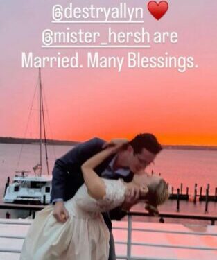 Destri Spielberg kurorëzon dashurinë me Jake Herskowitz, nga fustani me dantellë te puthja në perëndim