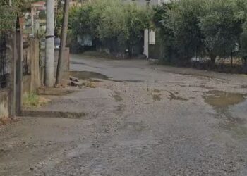 Reshjet e dendura të shiut shkaktojnë probleme në Elbasan, çahet asfalti pranë urës së Shkumbinit, bllokohet qarkullimi