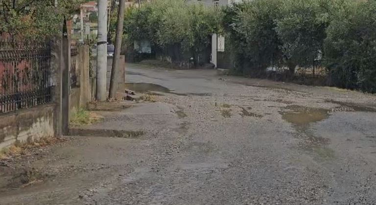 Reshjet e dendura të shiut shkaktojnë probleme në Elbasan  çahet asfalti pranë urës së Shkumbinit  bllokohet qarkullimi