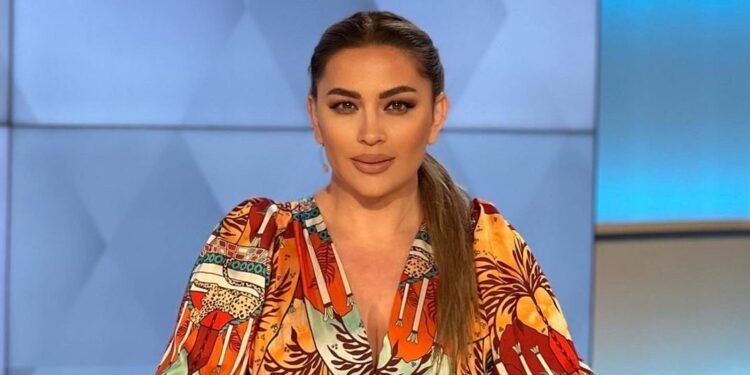 Rroftë kirurgu plastik/ Rozana Radi replikon ndaj ndjekëses që e kritikoi për pamjen: Shpenzoje kohën për të…