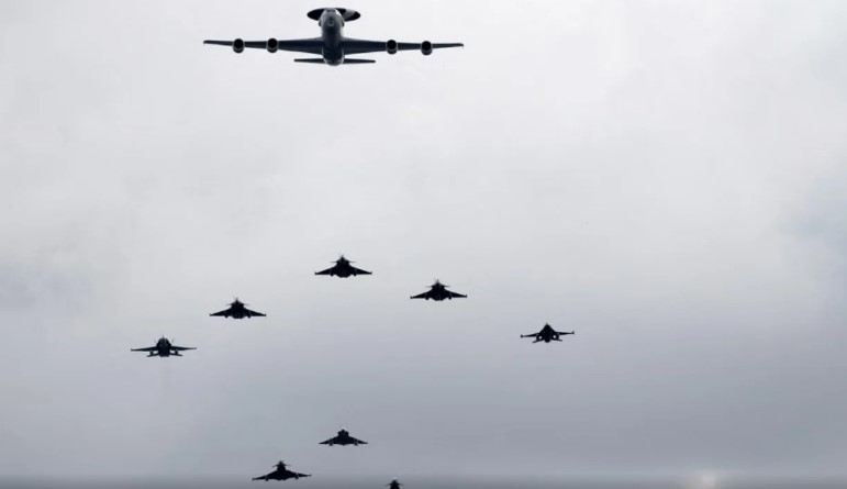 NATO në alarm  fregata ruse lëshon dy raketa drejt një helikopteri danez 