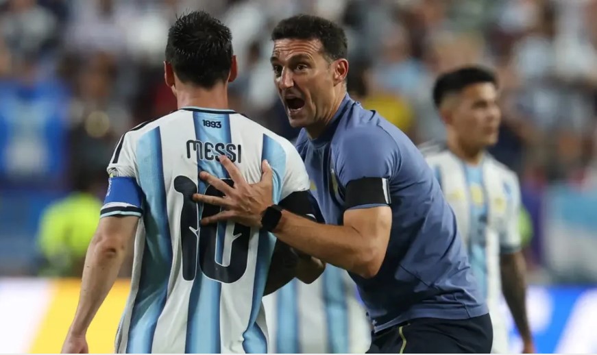 Messi u largua  ja kush do jetë pasuesi i tij te Argjentina  tekniku Scaloni merr vendimin për fanellën me numrin  10  të