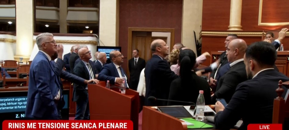 Opozita mban  peng  foltoren edhe pas rikthimit në Kuvend  mazhoranca kalon direkt në votimin e pikave të rendit të ditës  10 minuta pushim 