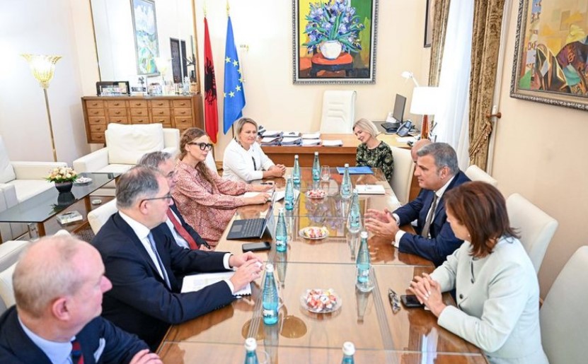 Guvernatori Sejko takohet me drejtorin e BERZH  në fokus kreditimi  bizneset e vogla dhe integrimi në BE 
