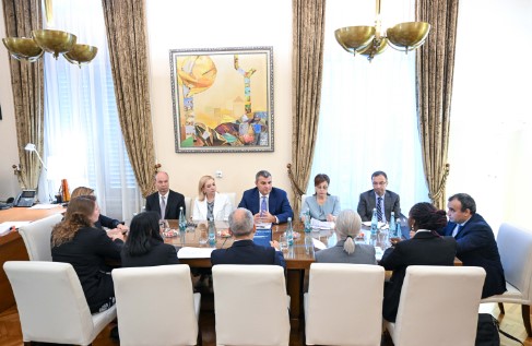 Guvernatori Sejko takohet me përfaqësuesit e Bankës Botërore  Shqipëria ecuri pozitive në rritjen dhe stabilitetin ekonomik  Progres dhe me standardet e BE