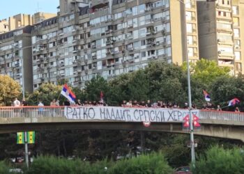 Kos anulon vizitën në Serbi, Byrne: Varrimi shtetëror për Mlladiçin, e papranueshme për BE-në!