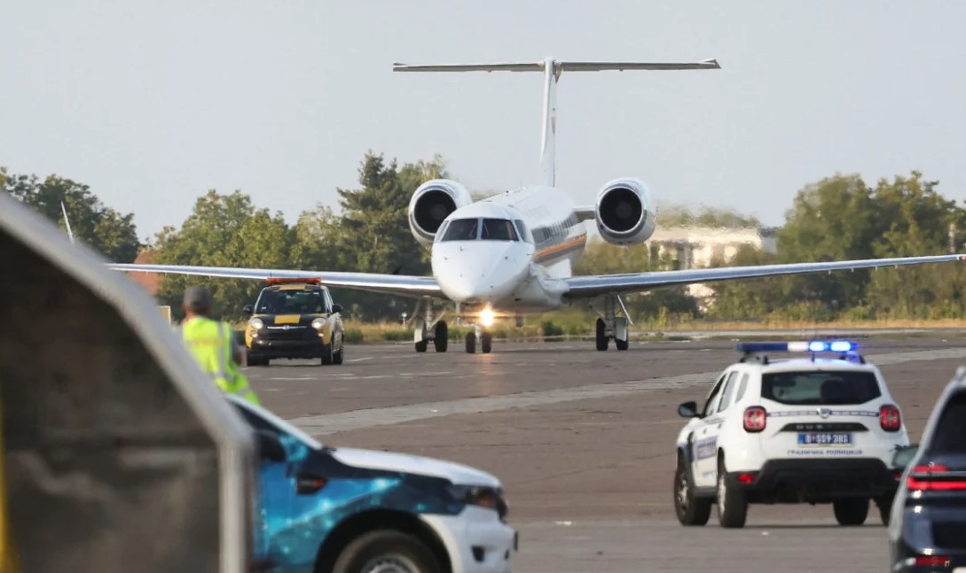 VIDEO  Trupi i Ratko Mlladiç mbërrin në Beograd me avionin qeveritar serb   Kasapi i Bosnjës  do prehet në varrezat pranë të bijës