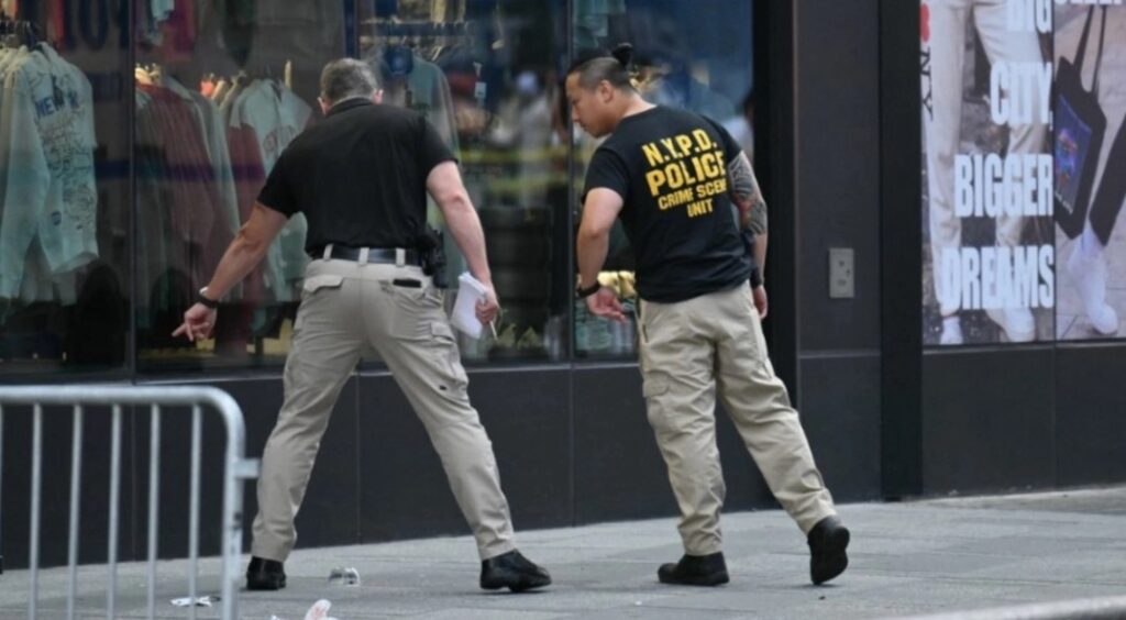 VIDEO/ Tronditet “Times Square” në Nju Jork, një grua sulmon me thikë kalimtarët dhe lë 2 të vdekur! Policia e plagos, taseri nuk funksionoi: Do ju vrisja edhe ju!
