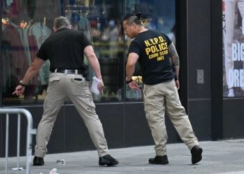 VIDEO/ Tronditet “Times Square” në Nju Jork, një grua sulmon me thikë kalimtarët dhe lë 2 të vdekur! Policia e plagos, taseri nuk funksionoi: Do ju vrisja edhe ju!