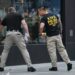 VIDEO/ Tronditet “Times Square” në Nju Jork, një grua sulmon me thikë kalimtarët dhe lë 2 të vdekur! Policia e plagos, taseri nuk funksionoi: Do ju vrisja edhe ju!