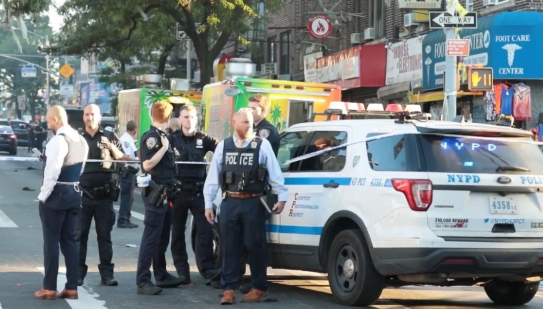 VIDEO  Terror në Paradën e Brooklyn në SHBA  një person sulmon me thikë në shesh  të paktën 3 të plagosur  Shikoni pamjet