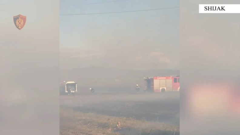 I vuri zjarrin tokës së tij dhe flakët rrezikuan banesat  arrestohet 46 vjeçari në Shijak 
