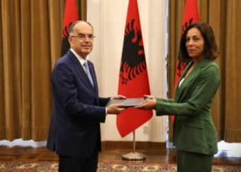 Ambasadorja e re e BE në Tiranë merr detyrën, Sofia Moreira de Sousa i dorëzon letrat kredenciale presidentit Begaj, diskutohet edhe për integrimin