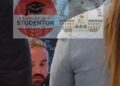“Pse nuk shfuqizoni ligjin?”- Një grup protestuesish shkon në takimin për Praninë Besnike të ministrit Sofjan Jaupaj, reagimi i tij