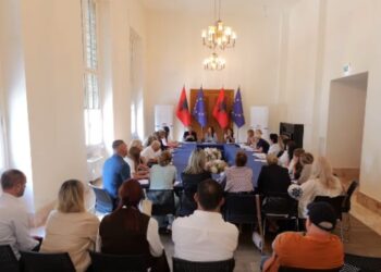 “Përmirësim i shërbimeve”- Ministrja Spahiu mbledh drejtuesit e 28 institucioneve të përkujdesit social: Fokusi te grupet në nevojë
