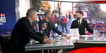 DEBATI/ “Hiqe këtë pankartë!”, Muharremi përplaset ashpër me aktivistin në studio: Kjo s’është protestë, janë huliganë! (VIDEO)