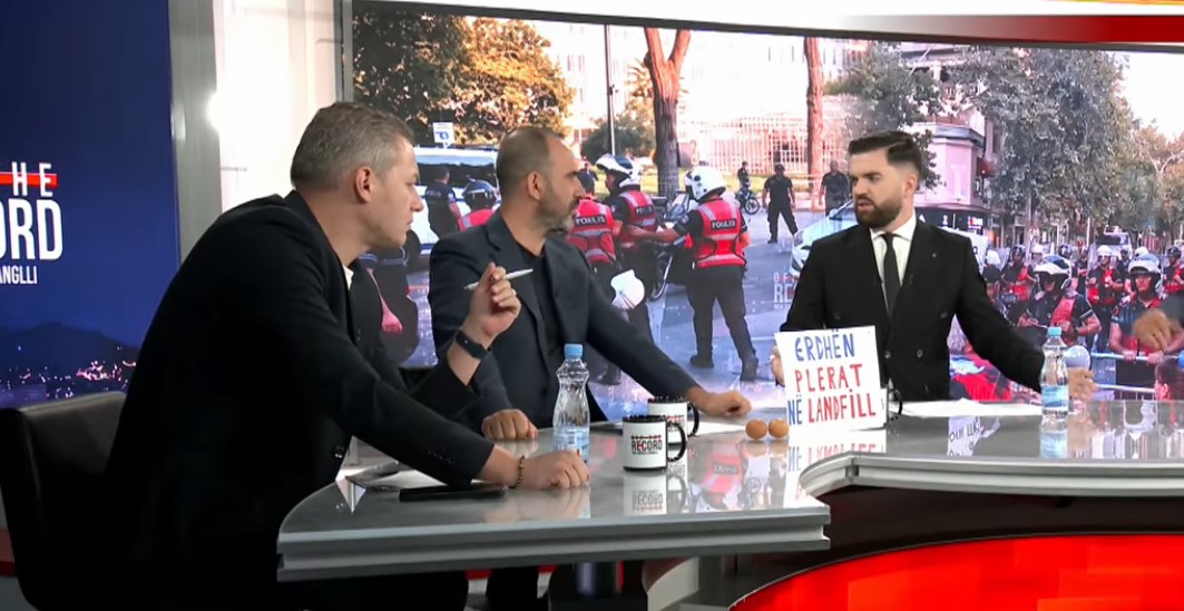 DEBATI   Hiqe këtë pankartë    Muharremi përplaset ashpër me aktivistin në studio  Kjo s është protestë  janë huliganë   VIDEO 
