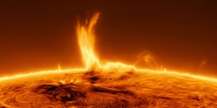 Planeti nën sulm nga dy stuhi diellore: Cilat zona do të preken? -