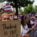 “Tajlanda nuk është në shitje”- Në Bangkok nisin protestat para Ambasadës së Izraelit!