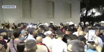 Dita e 94-t e tubimit, vijojnë tensionet mes Policisë dhe protestuesve! Shtohen forcat e rendit, mbërrin dhe autoboti i ujit (FOTO)