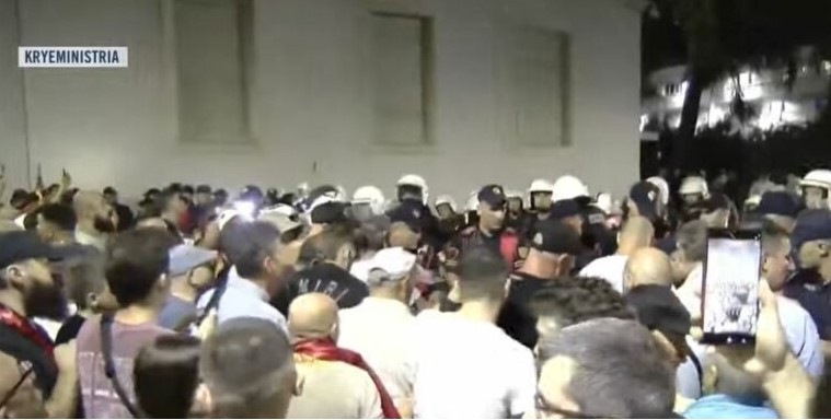 Dita e 94 t e tubimit  vijojnë tensionet mes Policisë dhe protestuesve  Shtohen forcat e rendit  mbërrin dhe autoboti i ujit  FOTO 