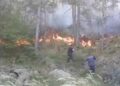 Zjarri në Tërbun s’ka të ndalur, flakët përparojnë dhe rrezikojnë banesat e stacionin e ujit! Operacion nga toka dhe ajri për shuarjen