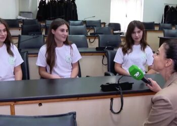 E pazakontë/ Trinjaket nga Kukësi nisin universitetin bashkë: Zgjedhin Farmacinë për të qenë pranë njëra-tjetrës!