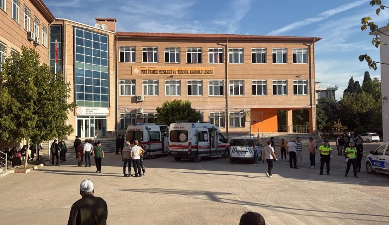 Terror në Turqi  të paktën 8 nxënës të plagosur nga të shtënat me armë para një shkolle  Arrestohet autori i dyshuar