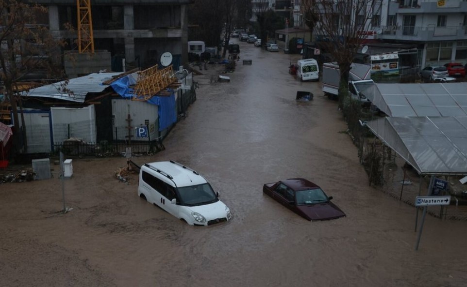 Përmbytje katastrofike në Turqi  shirat e rrëmbyeshëm sjellin kaos në disa qytete  zona të tëra nën ujë 