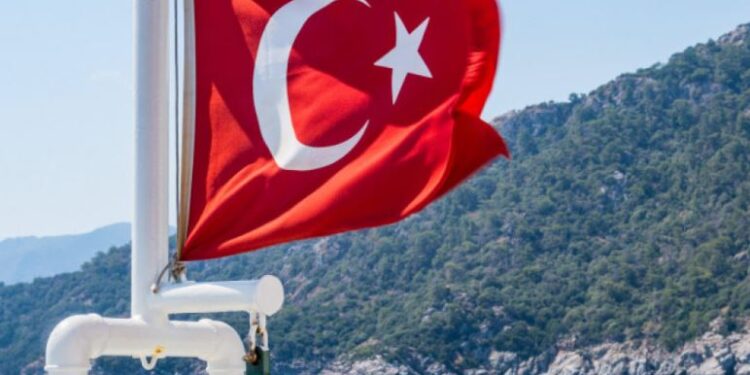 Tragjedi pranë Stambollit, anija e mallrave fundoset pas përplasjes me një cisternë, humbin jetën 10 anëtarë të ekuipazhit -